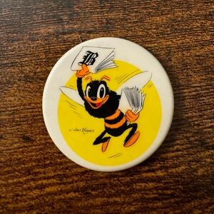 Vintage The Fresno Bee Scoopy Bee Walt Disney Pinback Button
